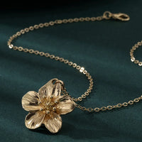 New Fashion Simple Metal Wrinkled Stereoscopic Flowers Pendant Necklace for Women Charm Temperament Clavicle Chain Party Jewelry