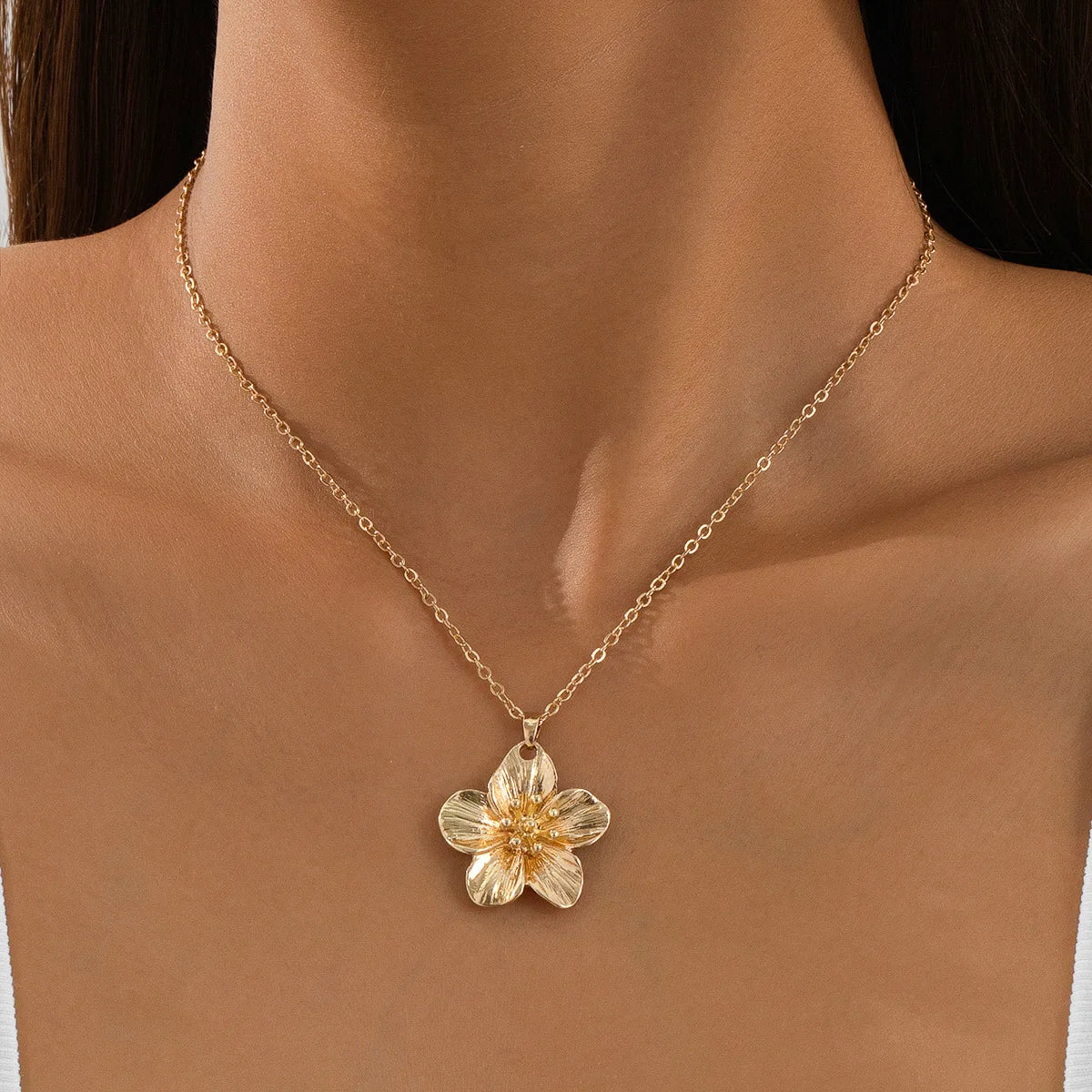 New Fashion Simple Metal Wrinkled Stereoscopic Flowers Pendant Necklace for Women Charm Temperament Clavicle Chain Party Jewelry