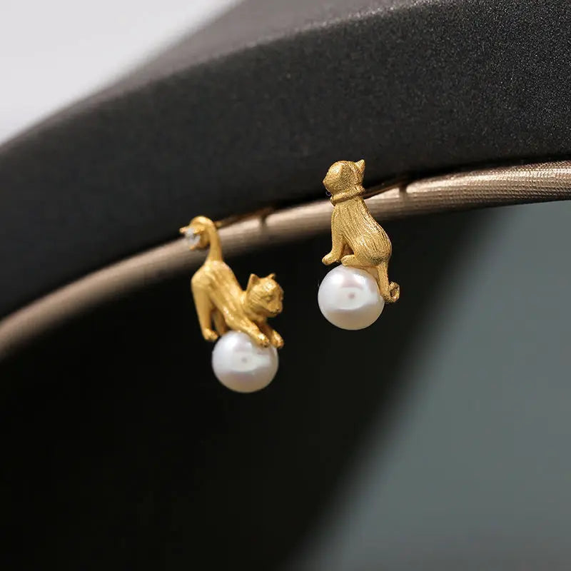 Designer's New in Fun Cute Asymmetric Cat Pearl Earrings for Women Ancient gold craftsmanship ear stud Party Classic jewelry