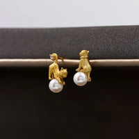 Designer's New in Fun Cute Asymmetric Cat Pearl Earrings for Women Ancient gold craftsmanship ear stud Party Classic jewelry